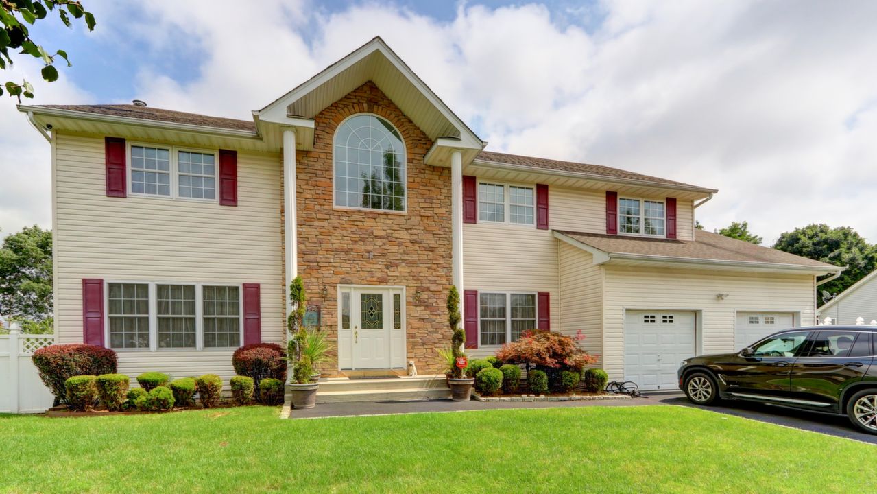 20 Sarah Ct, Deer Park, NY, 11729 Scene 1