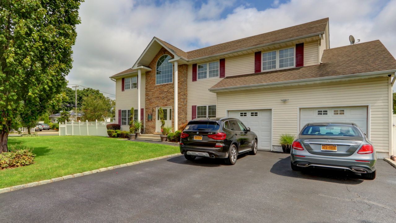 20 Sarah Ct, Deer Park, NY, 11729 Scene 2