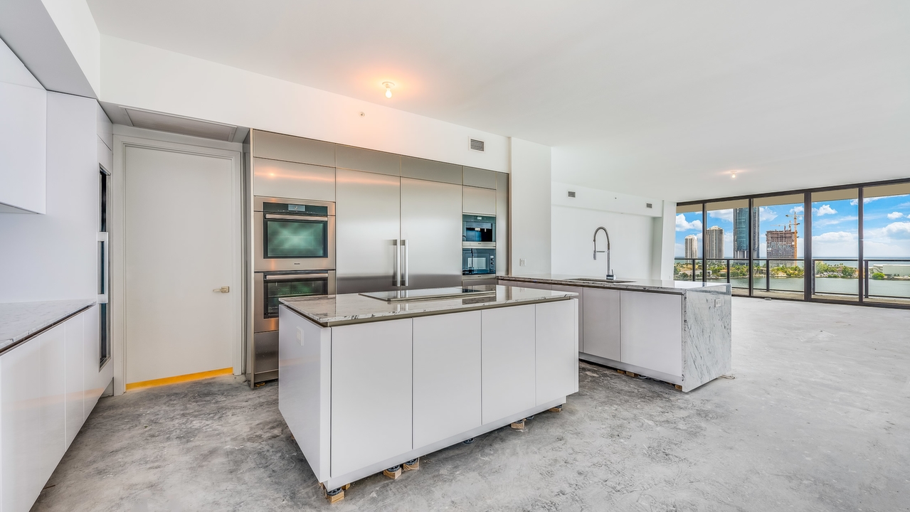 Prive?-Island-#908N-03