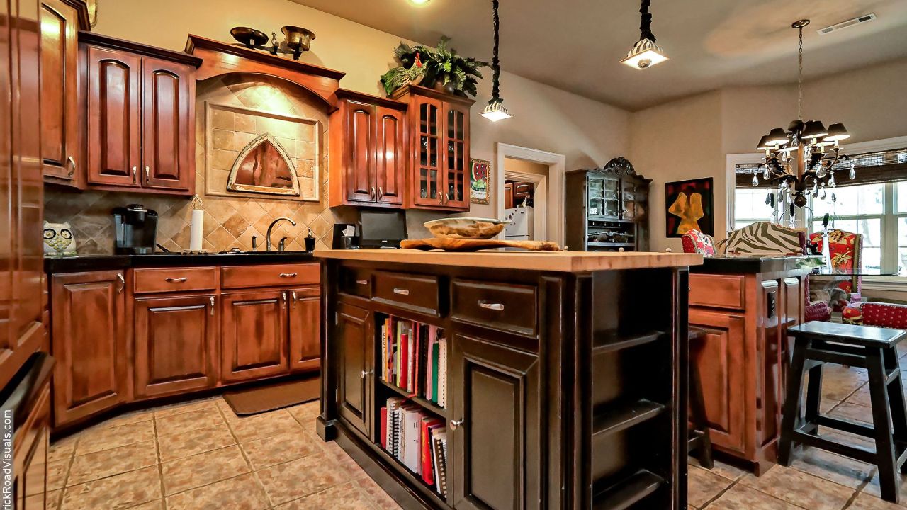 2390WhisperingOaks-5