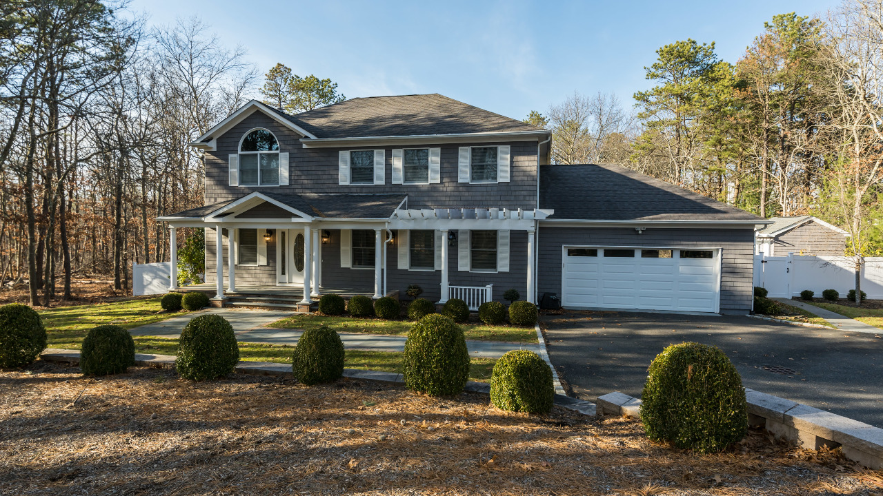 Large Driveway & 2 Car Garage