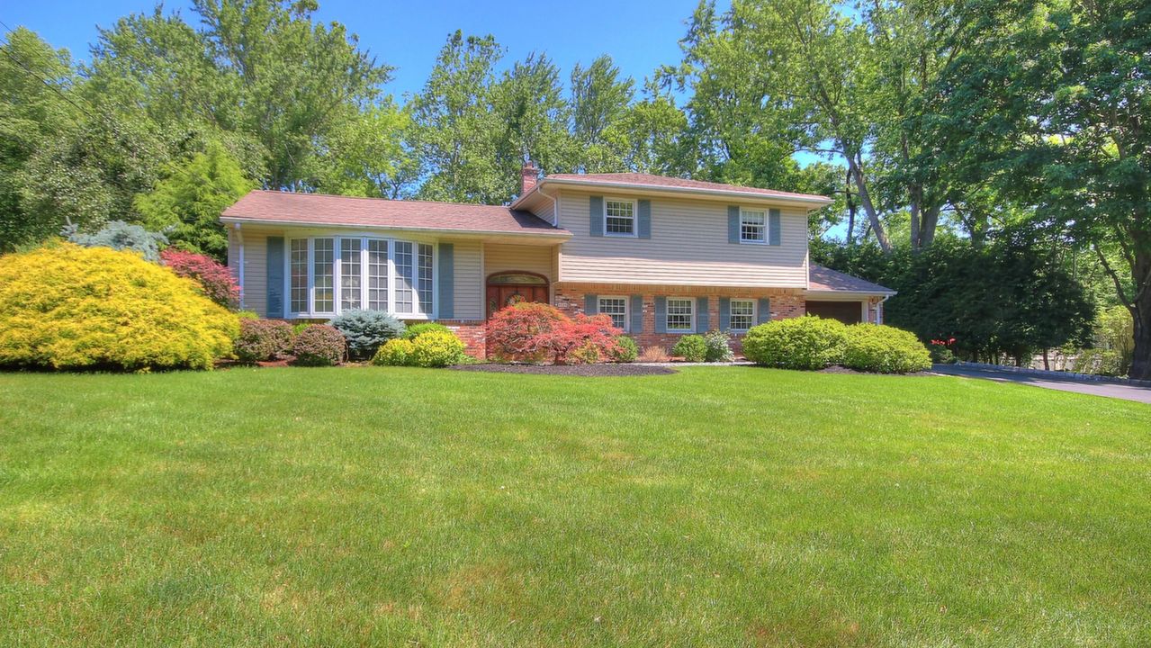 Welcome To This Spacious 3 Bedroom, 2 Full Bath Sugar Maple Split!