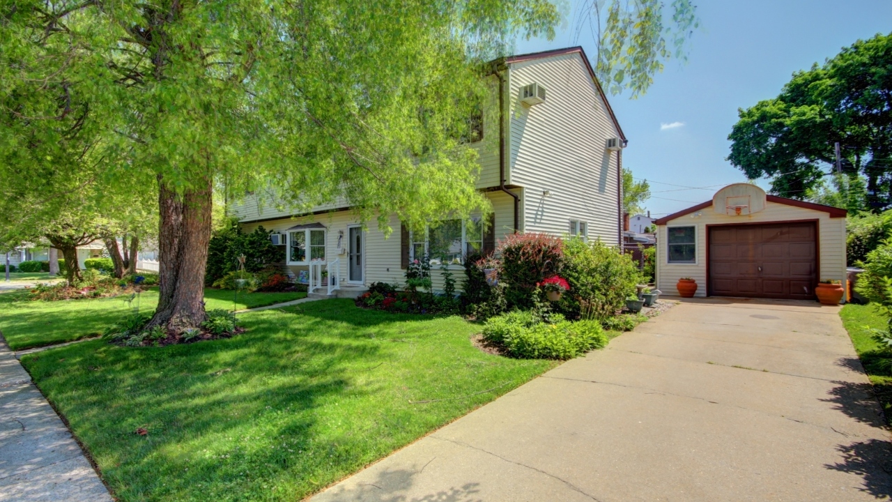 Front of House-Driveway