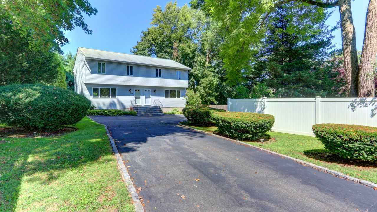 40 Hillside Ave, Huntington, NY, 11743 Scene 1