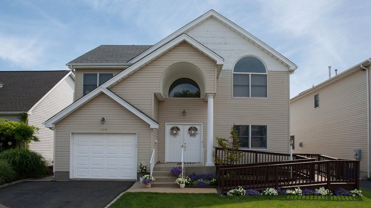 259 Gordon Place, Freeport, NY, 11520 Scene 1