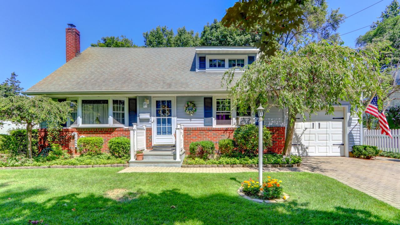 175 Liberty Ave, North Babylon, NY, 11703 Scene 1