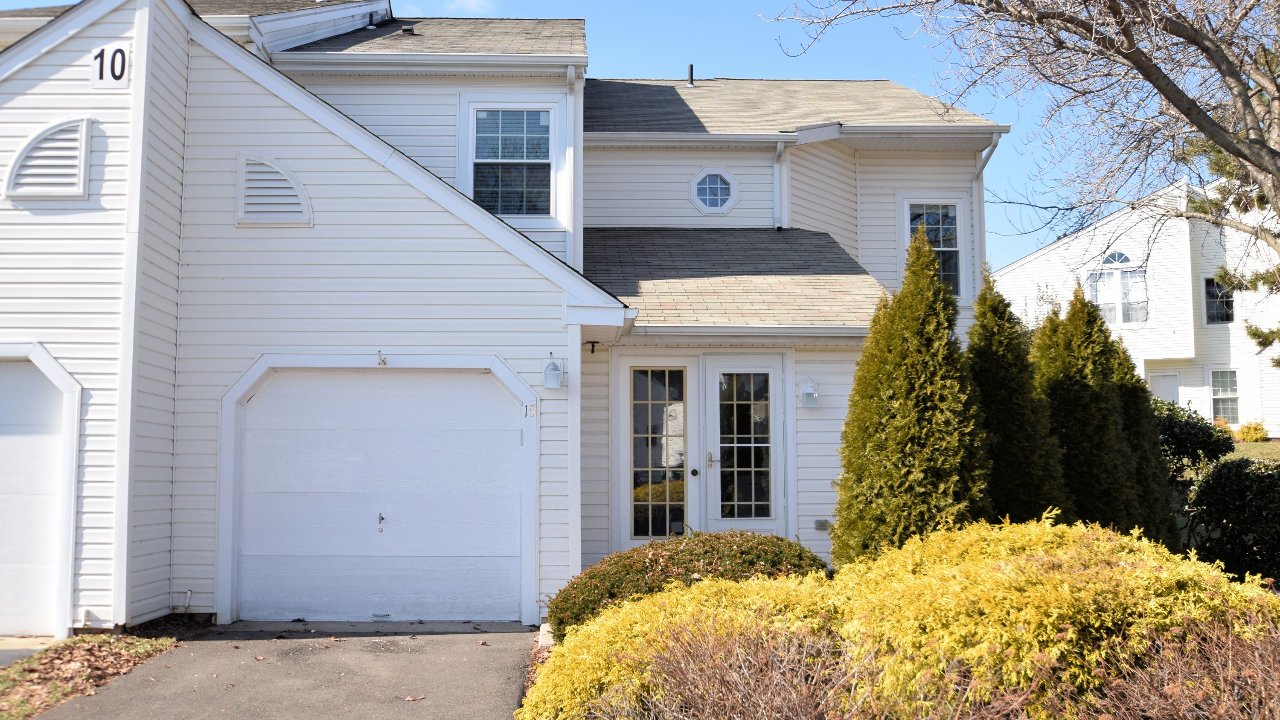 15 Banbury Ct, Holland, PA, 18966 Scene 1