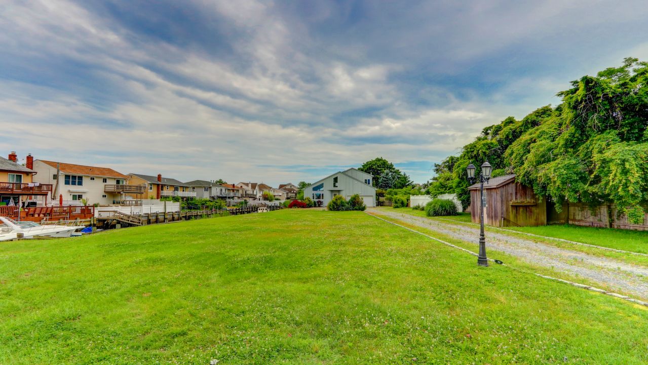 Driveway Entrance-Front Yard