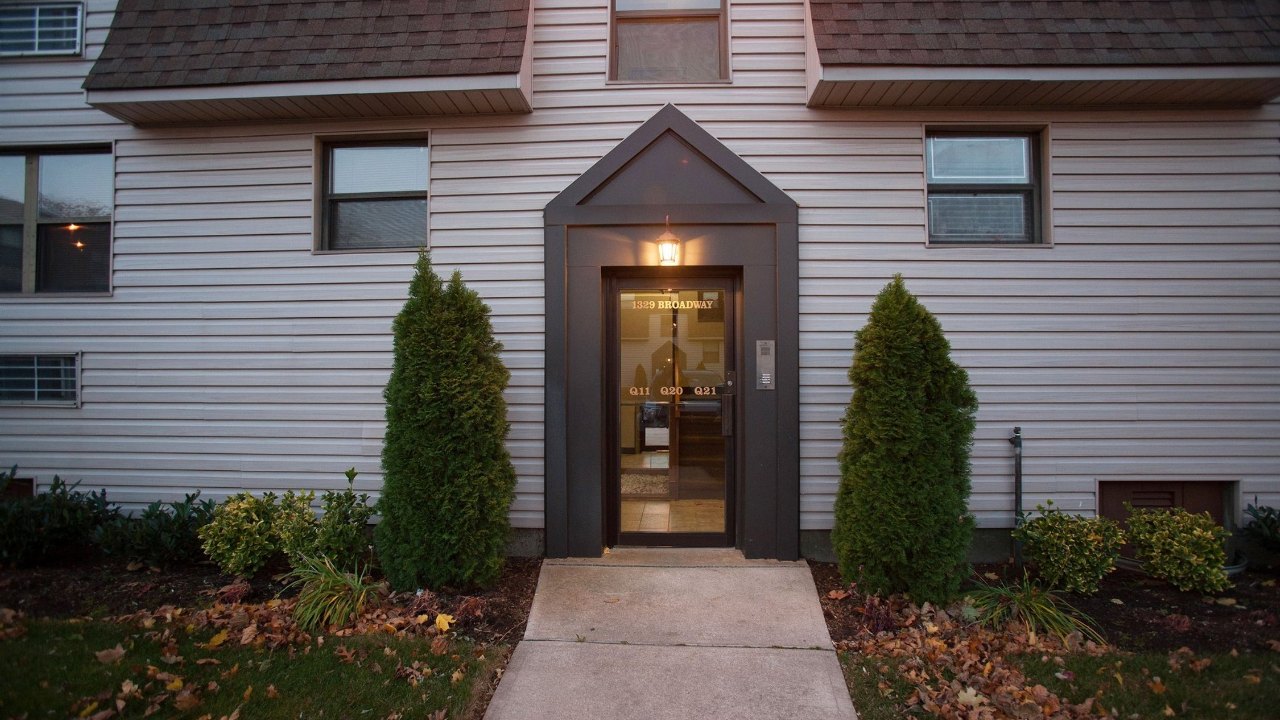 1329 Broadway Unit Q20, Hewlett, NY, 11557 Scene 1