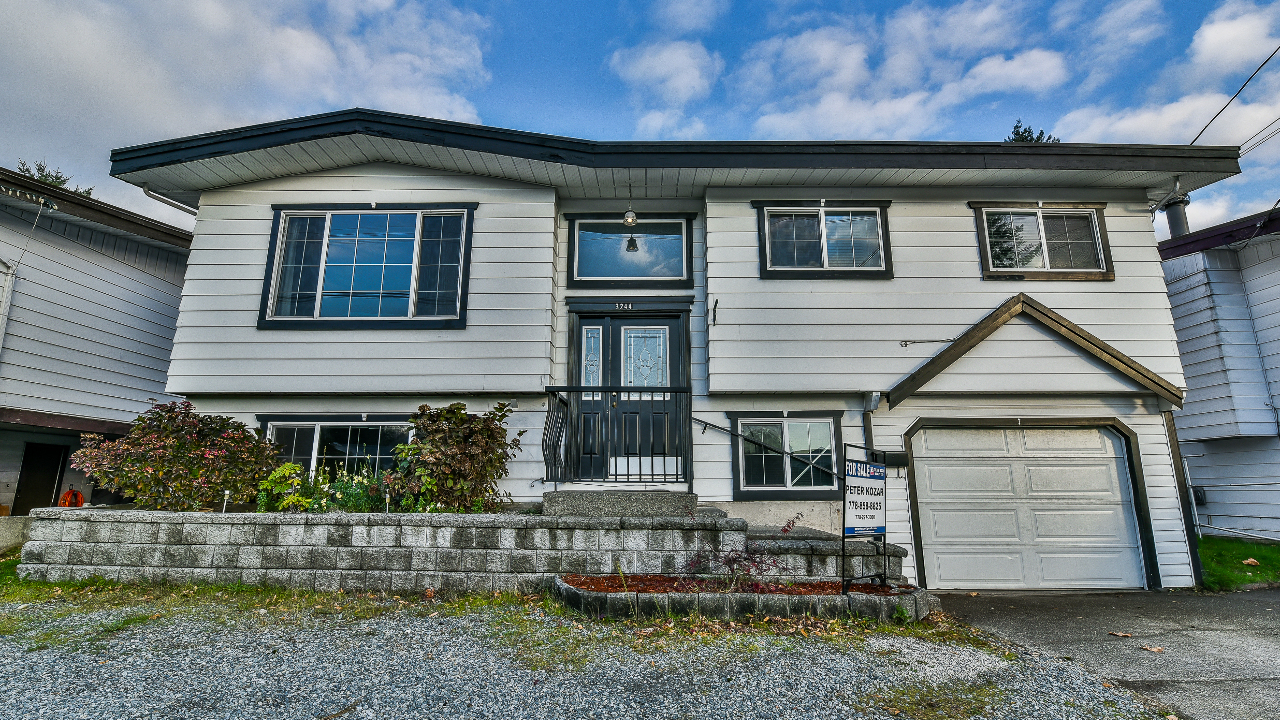 3244 Clearbrook Rd, Abbotsford, BC, V2T 4N7 Scene 1