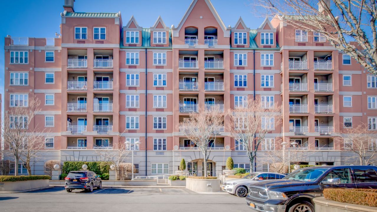 150 Oceana Dr W, Brooklyn, NY, 11235 Scene 1