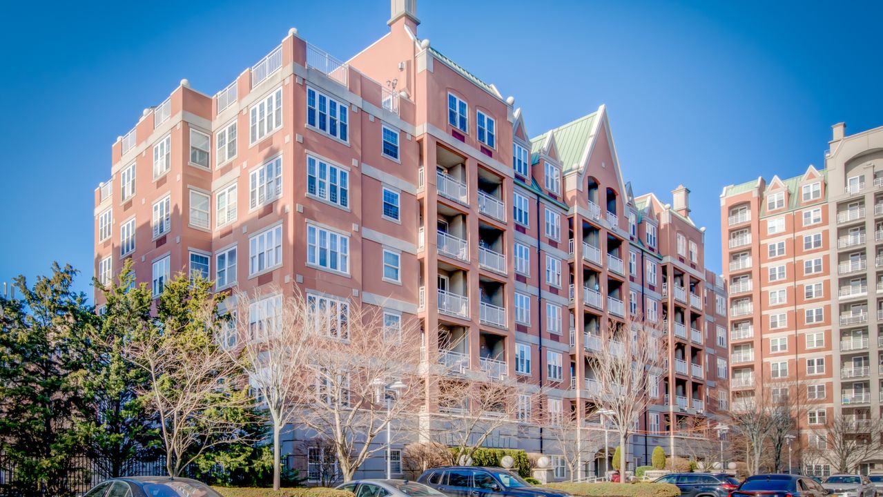 150 Oceana Dr W, Brooklyn, NY, 11235 Scene 2