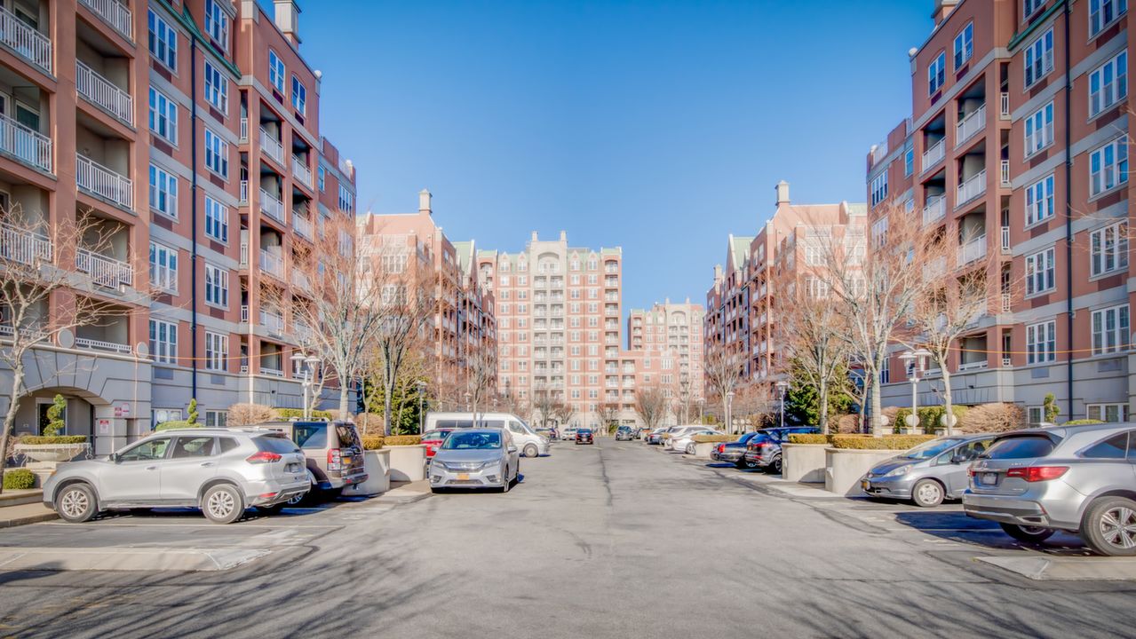 150 Oceana Dr W, Brooklyn, NY, 11235 Scene 3