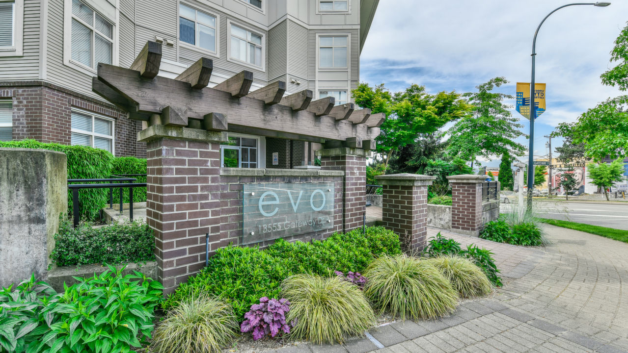 101-13555 Gateway Dr, Surrey, BC, V3T 0B5 Scene 1