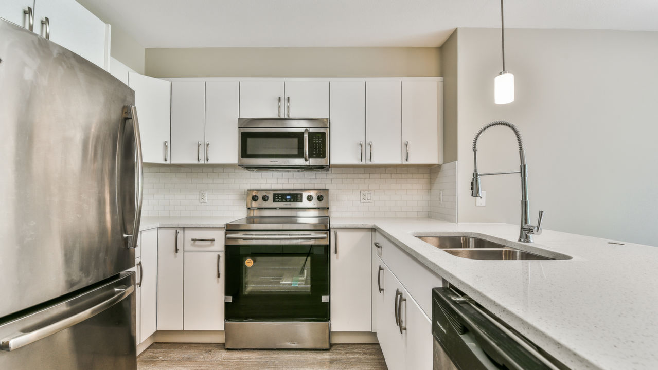 101-13555 Gateway Dr, Surrey, BC, V3T 0B5 Scene 4