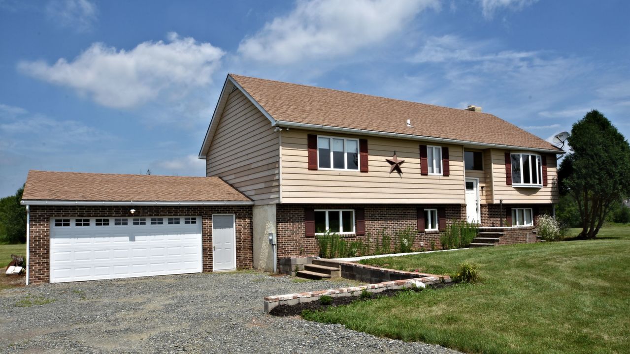 3033 Middle Creek Rd, Gilbertsville, PA, 19525 Scene 1