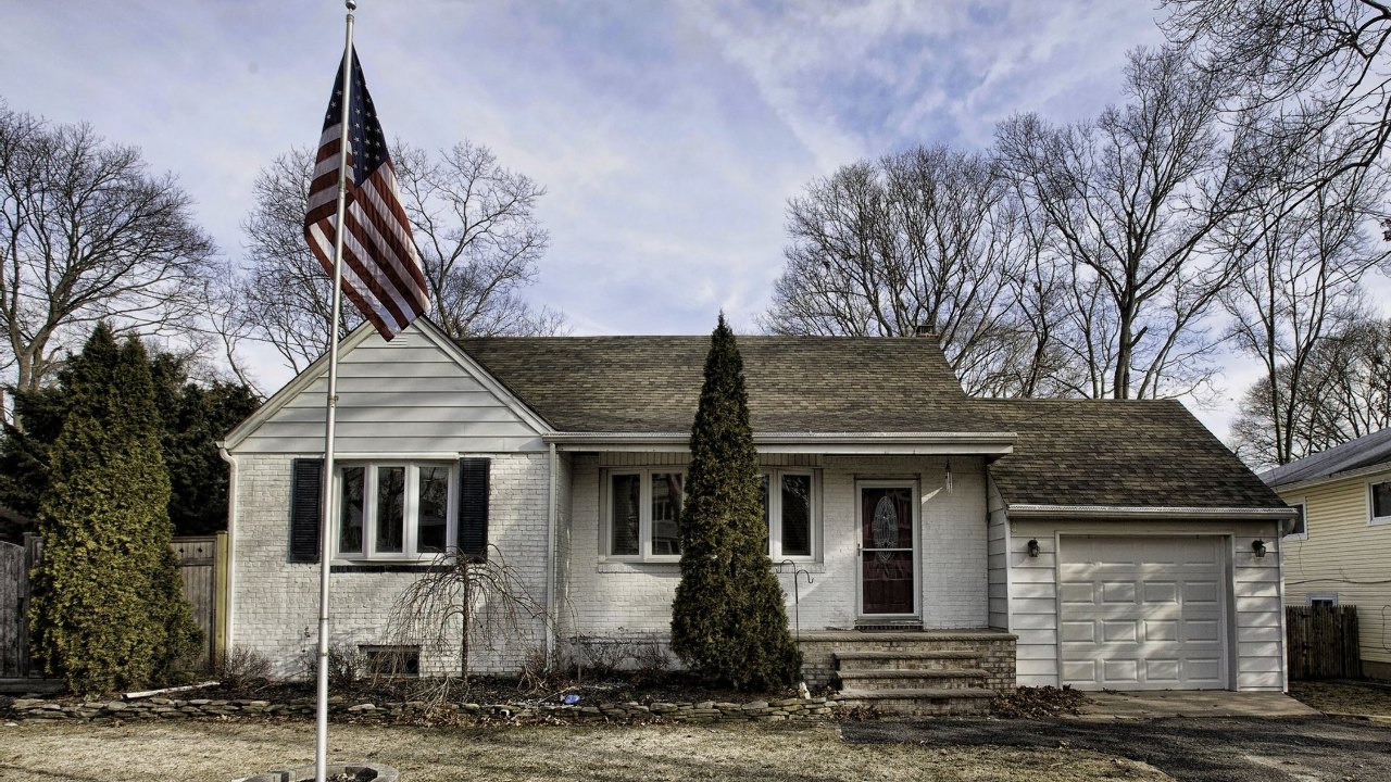 227 Cherokee Street, Ronkonkoma, NY, 11779 Scene 1