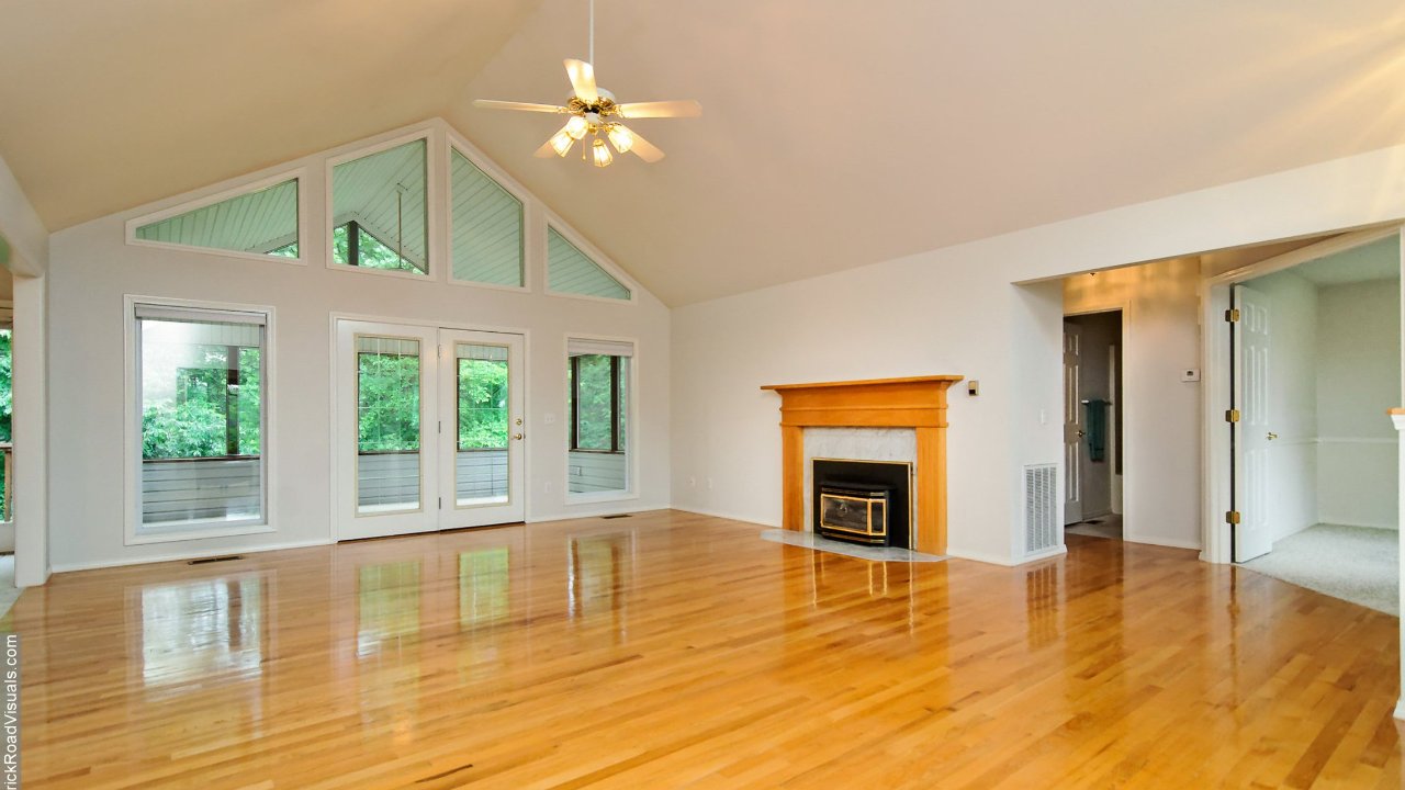 Large living space w/ tall ceilings 