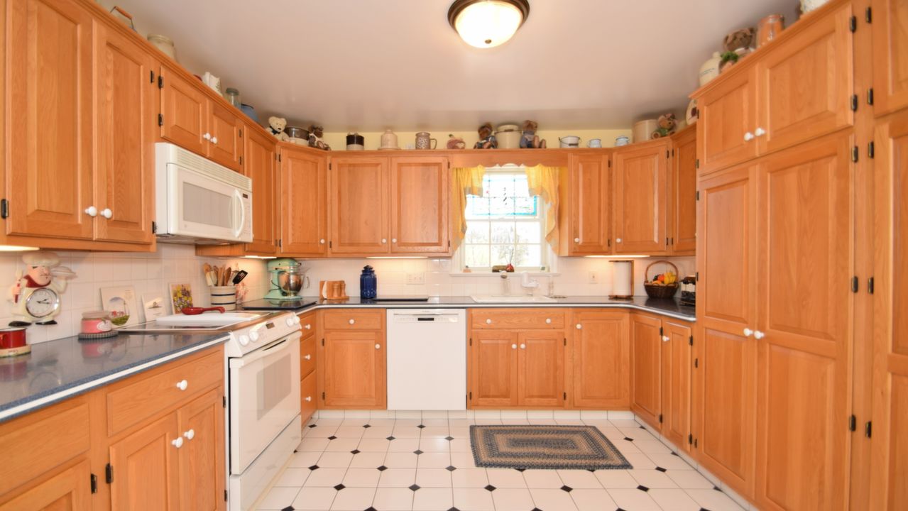 2360 Heather Ln, Gilbertsville, PA, 19525 Scene 2