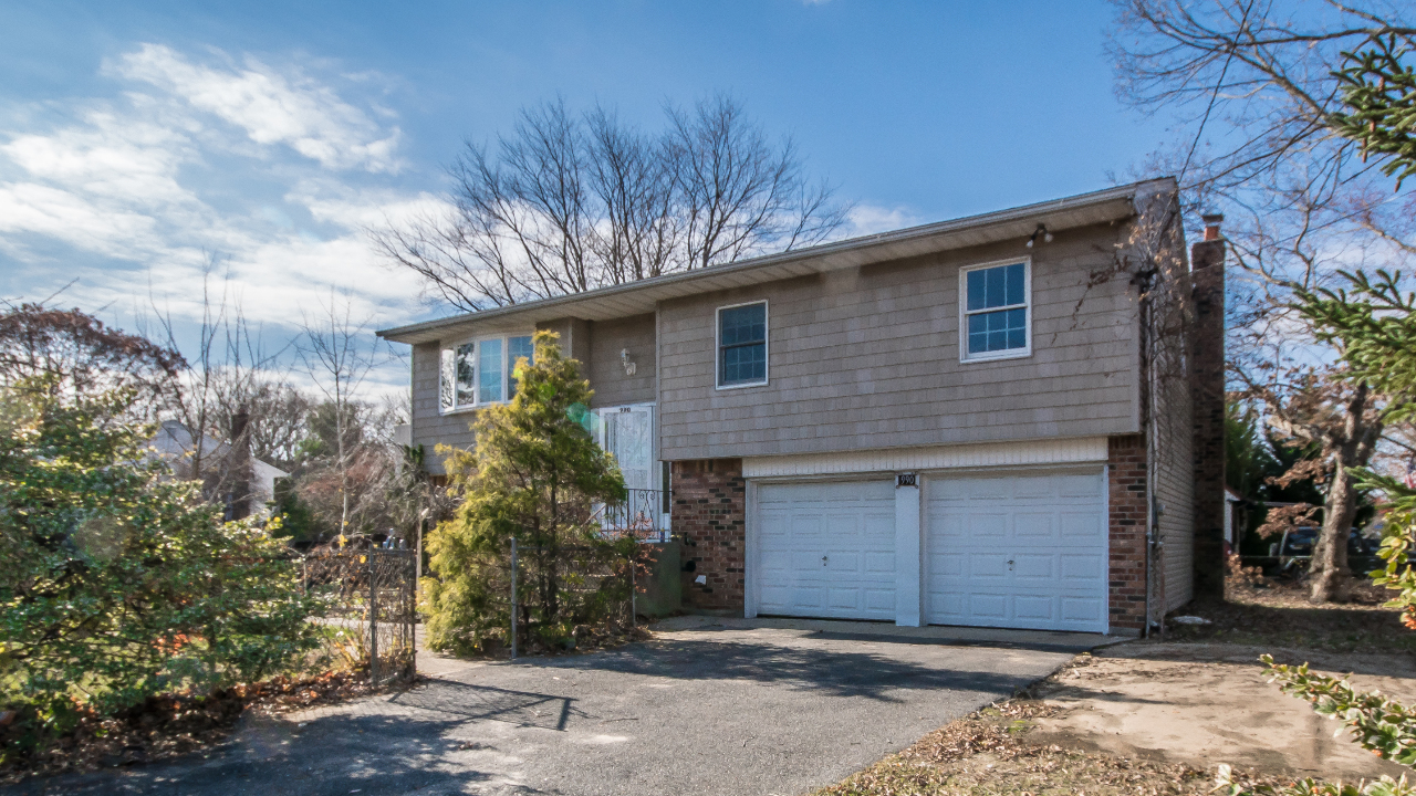 990 Martinstein Ave, Bay Shore, NY, 11706 Scene 1