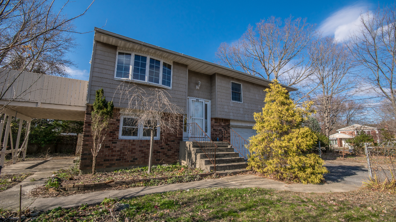 990 Martinstein Ave, Bay Shore, NY, 11706 Scene 2