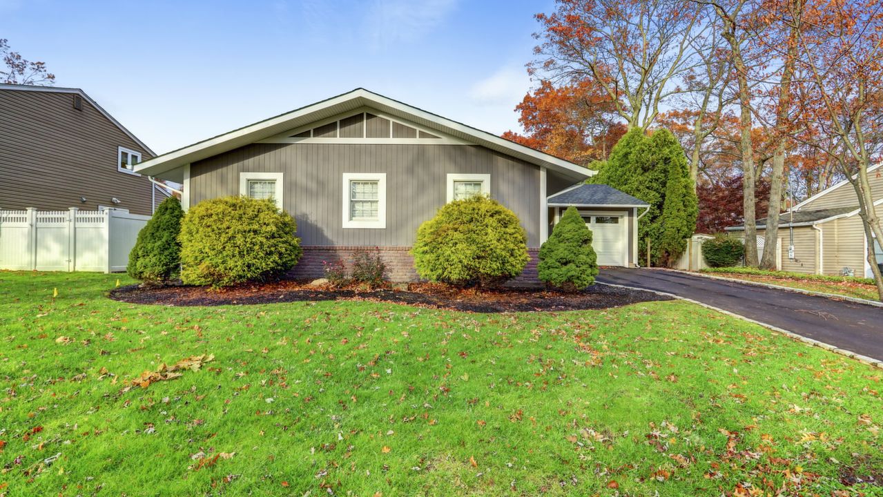 23 Cedarwood Ln, Commack, NY, 11725 Scene 2