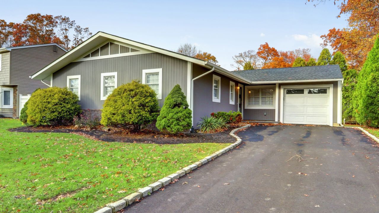 23 Cedarwood Ln, Commack, NY, 11725 Scene 1