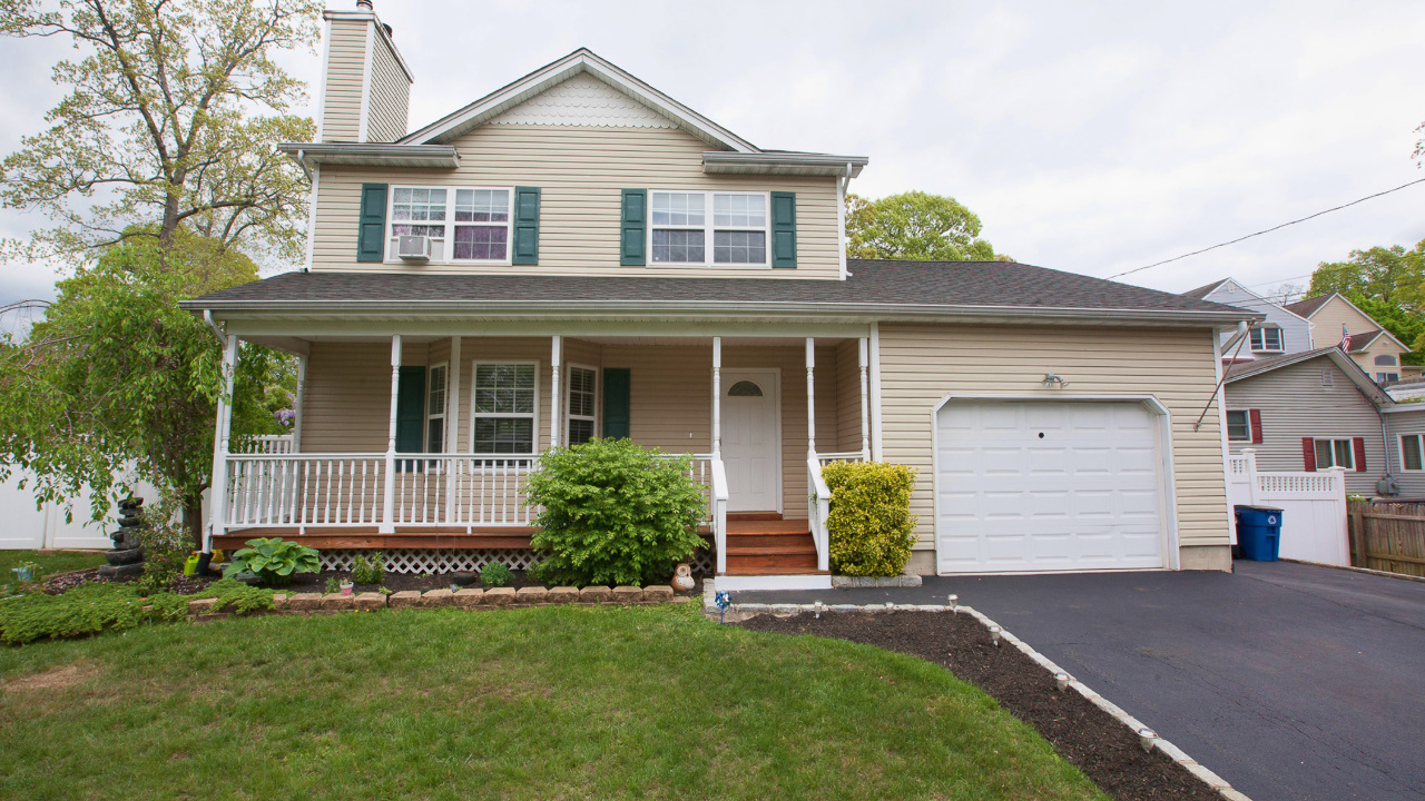 17 Clarendon Dr, Ronkonkoma, NY, 11779 Scene 1