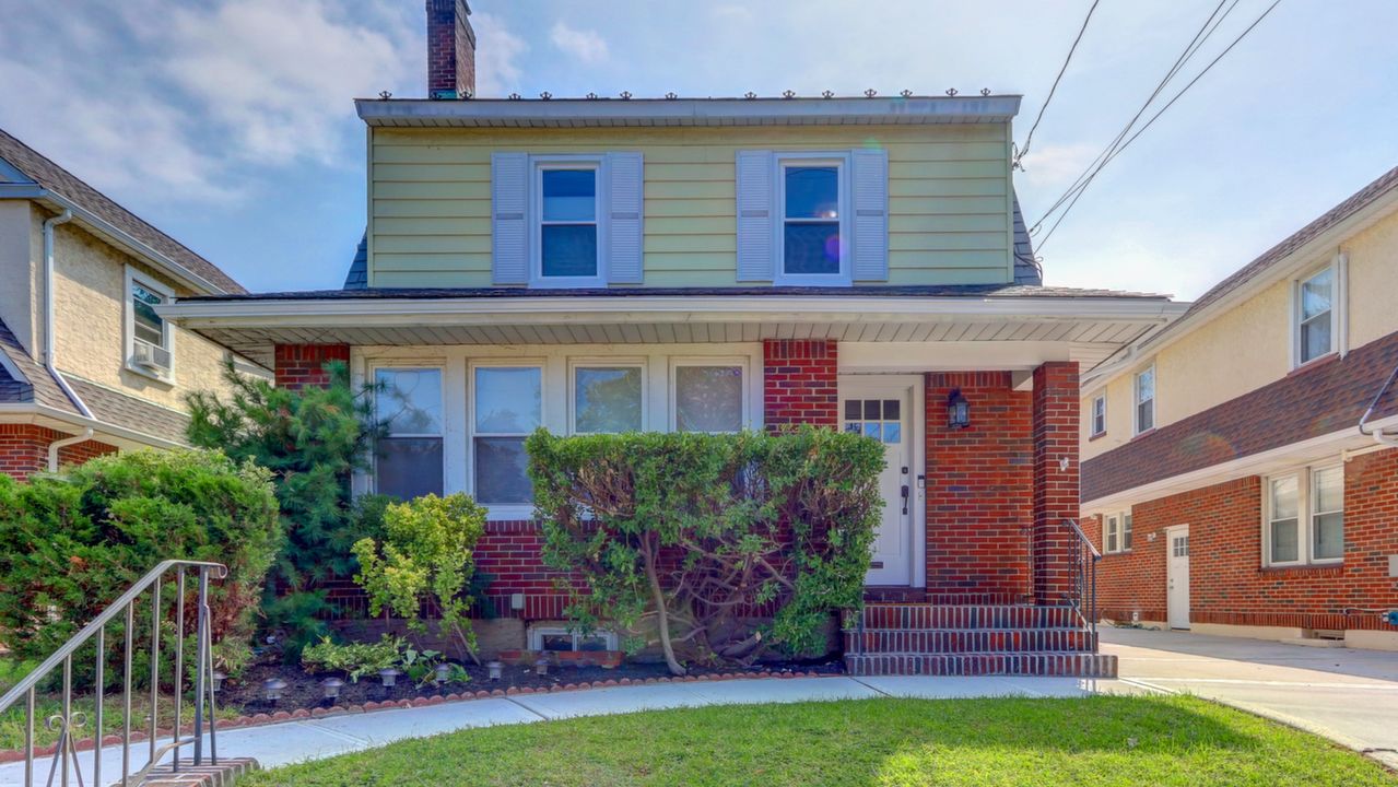 311 Plainfield Ave, Floral Park, NY, 11001 Scene 1