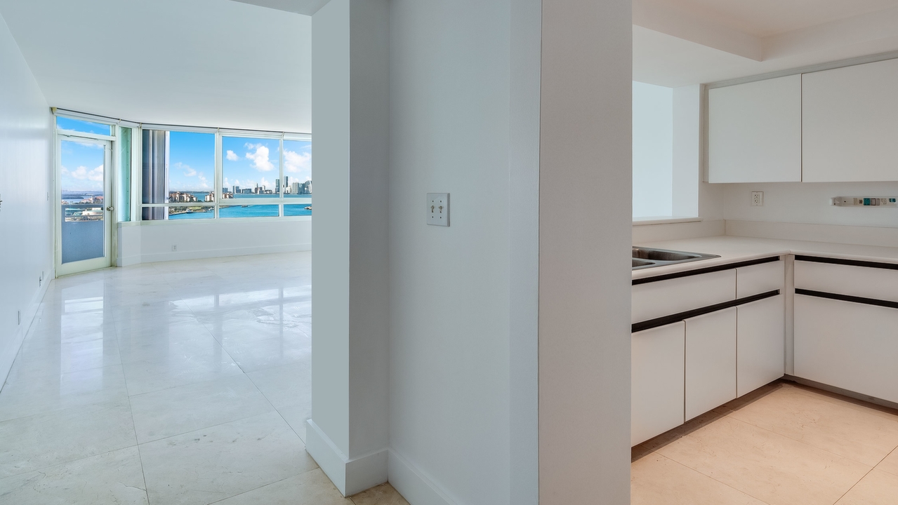 South-Pointe-Tower-#1807-01