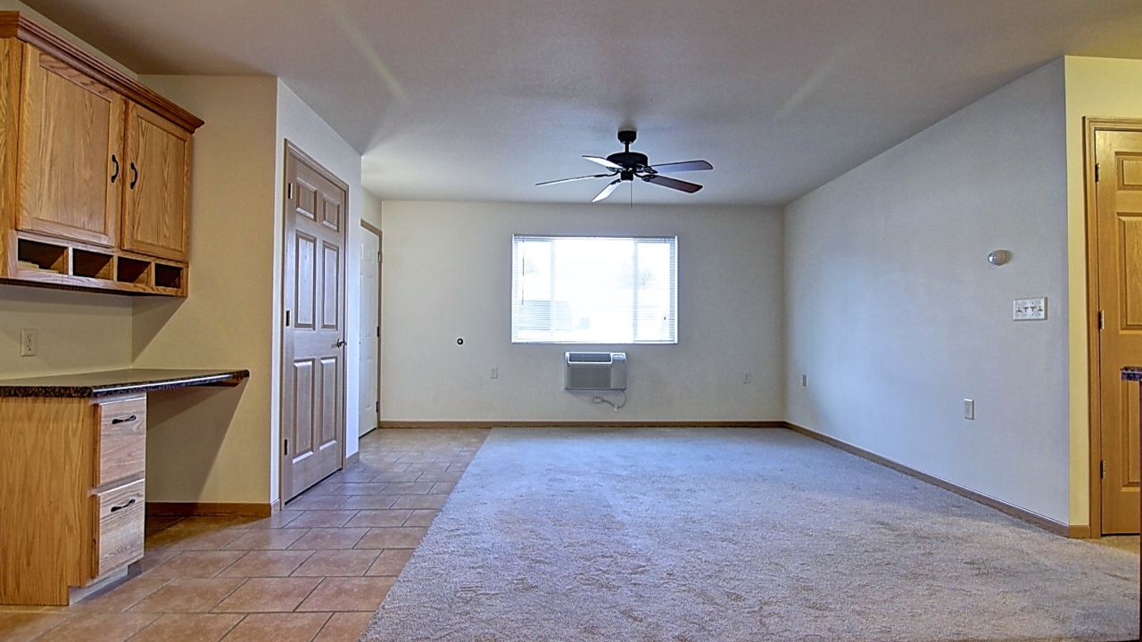 (Living Room) Approx. 14 x 16