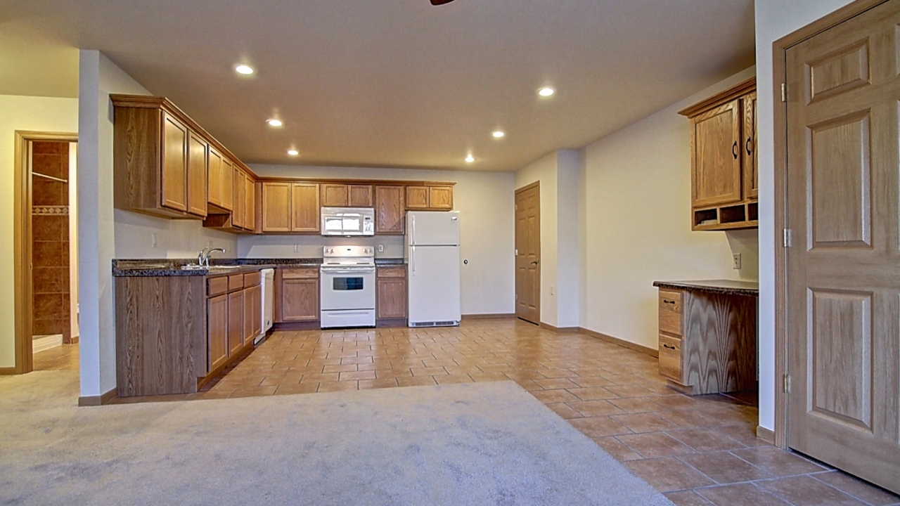 (Living Room) Approx. 14 x 16