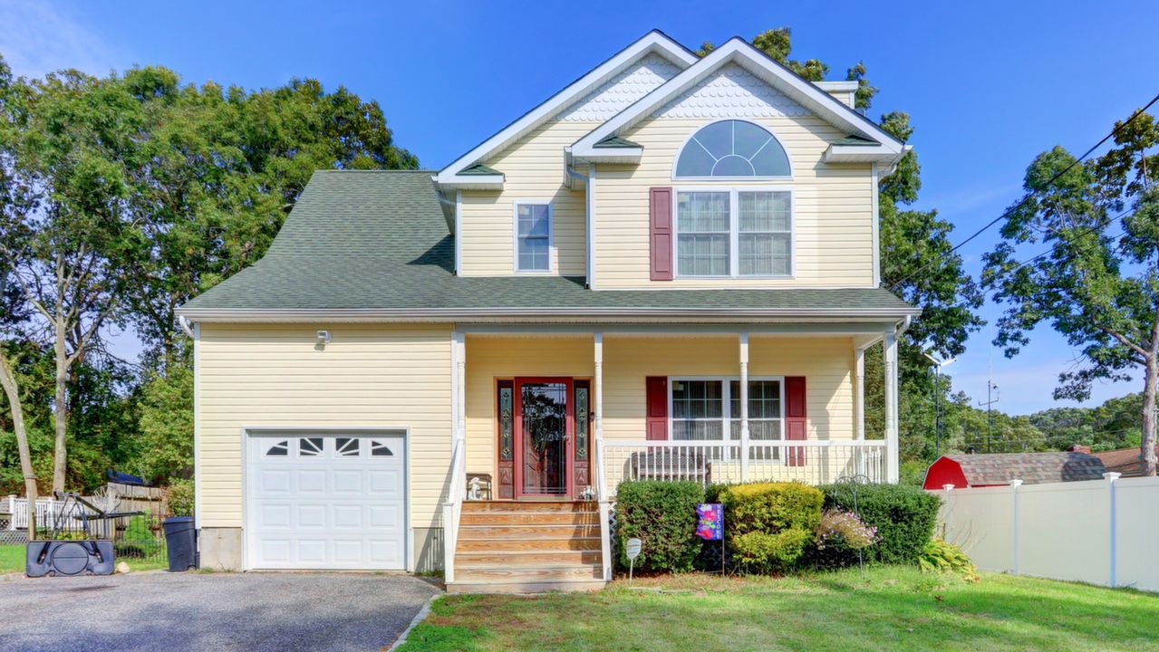 3 Malta Pl, Mastic, NY, 11950 Scene 1