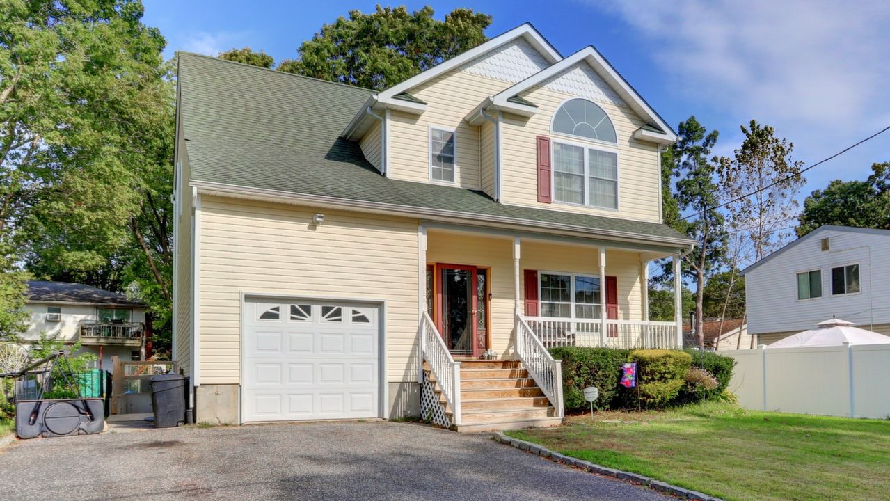 3 Malta Pl, Mastic, NY, 11950 Scene 2