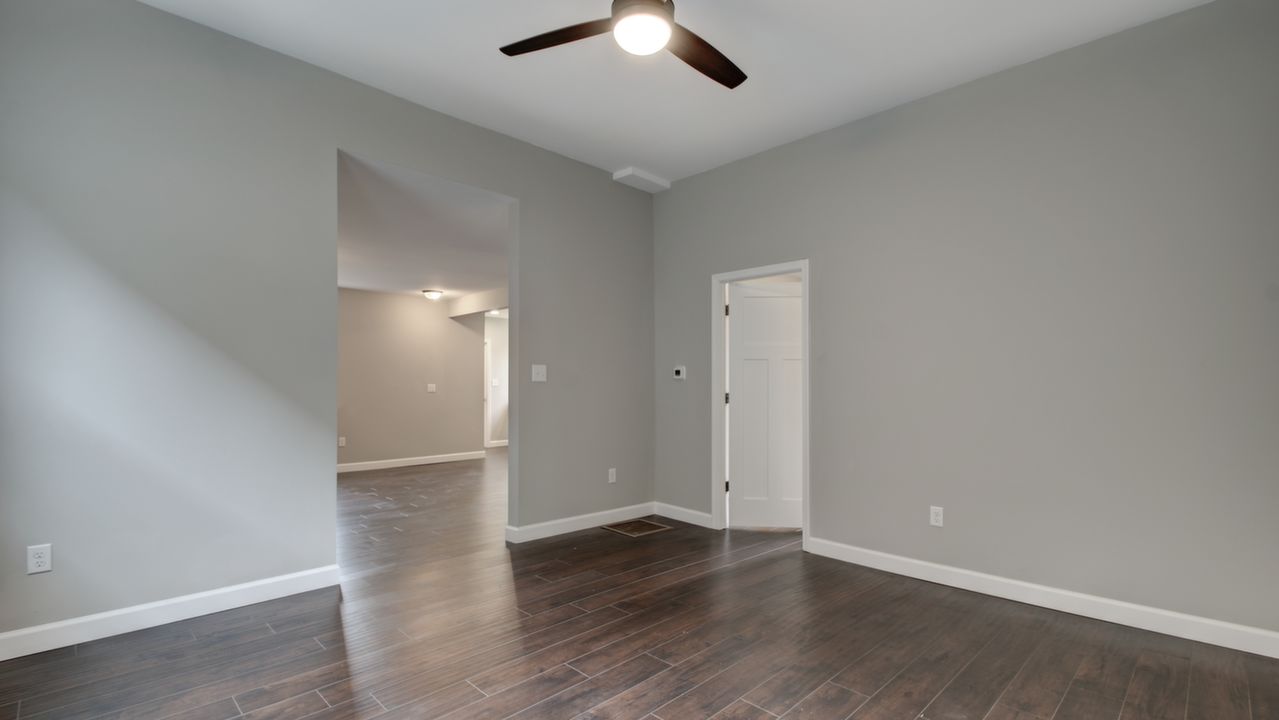 DSC_2746And8moreInterior01