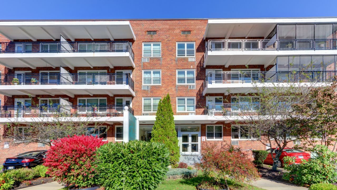 100 Randall Ave Unit 3D, Freeport, NY, 11520 Scene 1