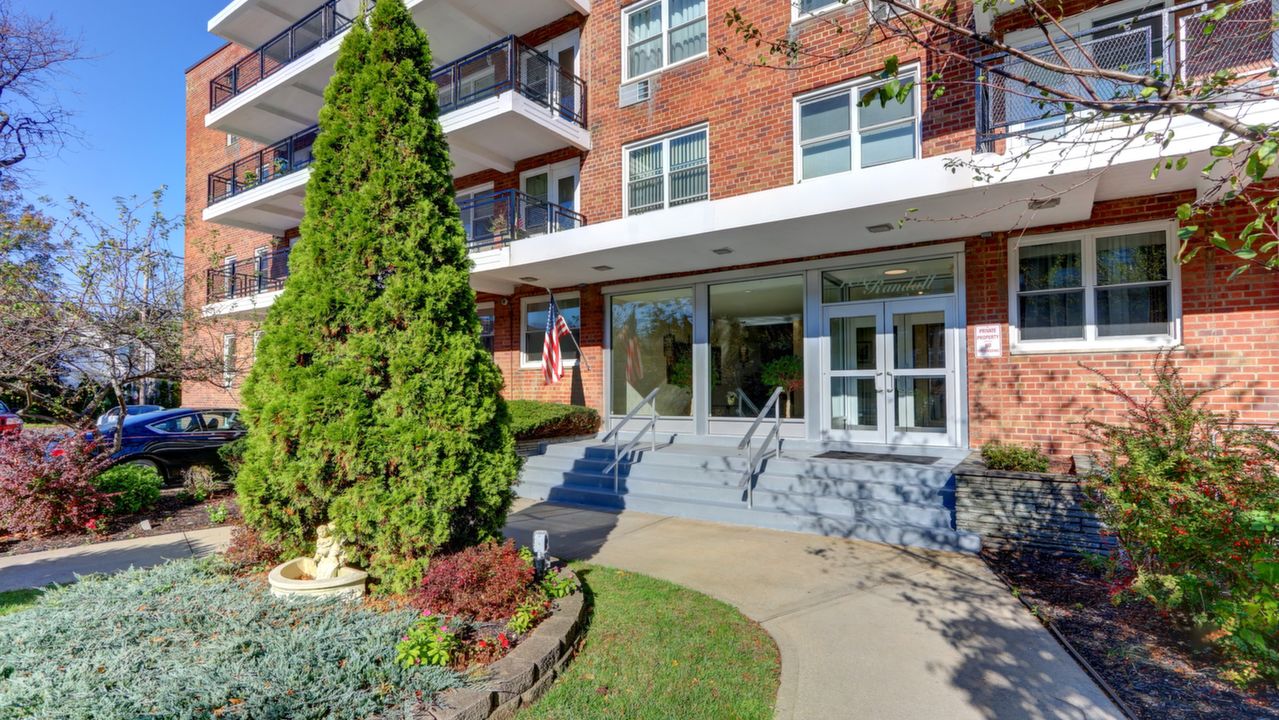 100 Randall Ave Unit 3D, Freeport, NY, 11520 Scene 2