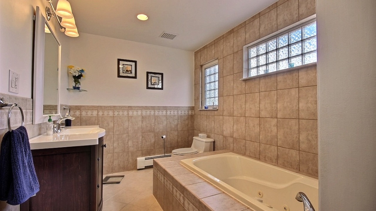 2nd Floor Full Bath View 2