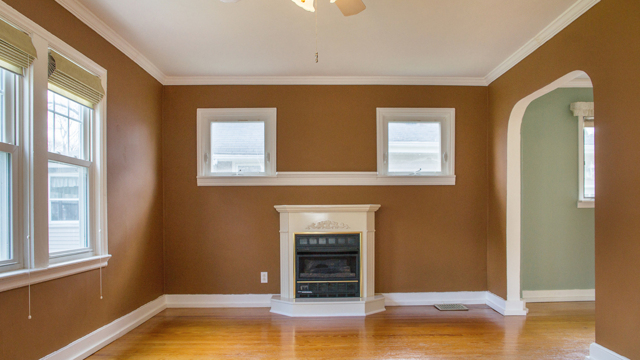 Large Living Room w/ Gas Fireplace