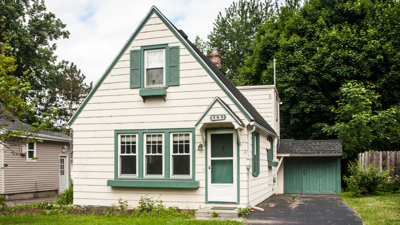 Charming Cottage Style Home!