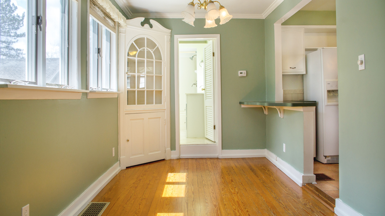 Dining Area & Breakfast Bar