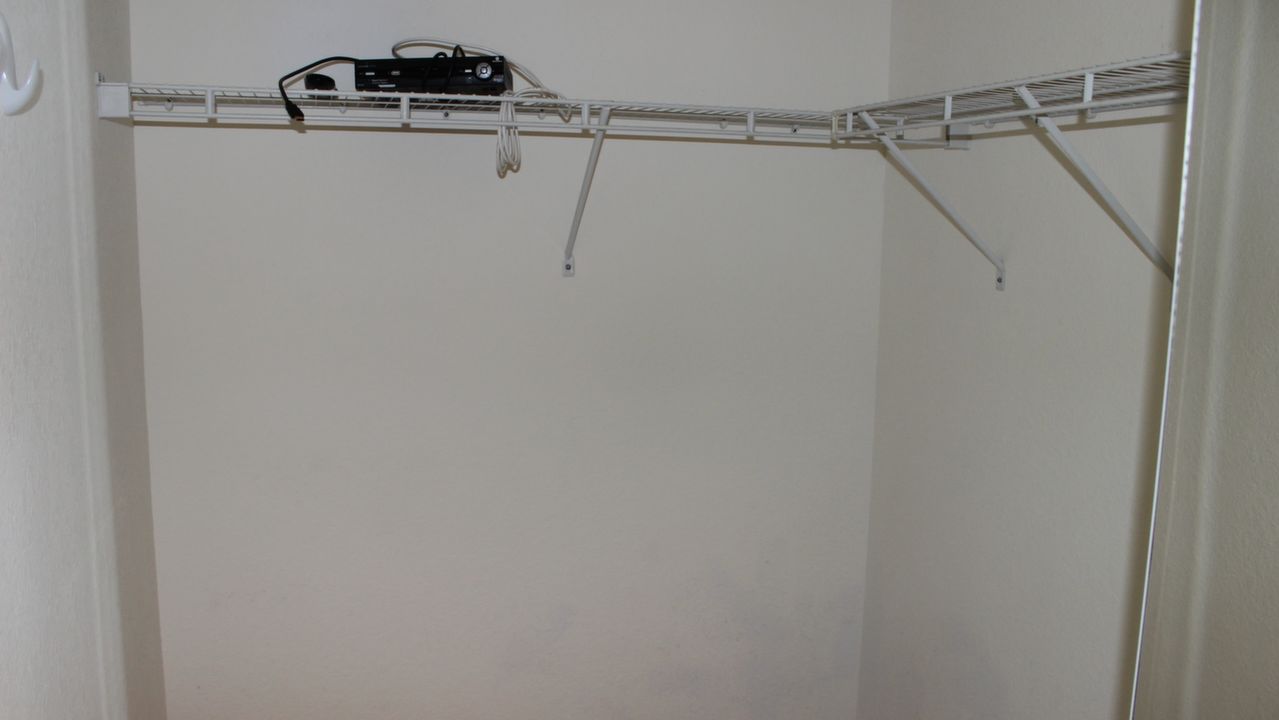 MASTER WALK-IN CLOSET