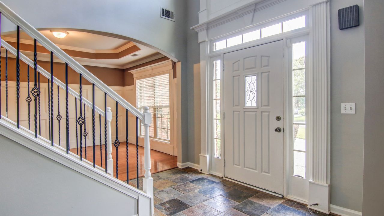 Foyer w/Tiled Flooring