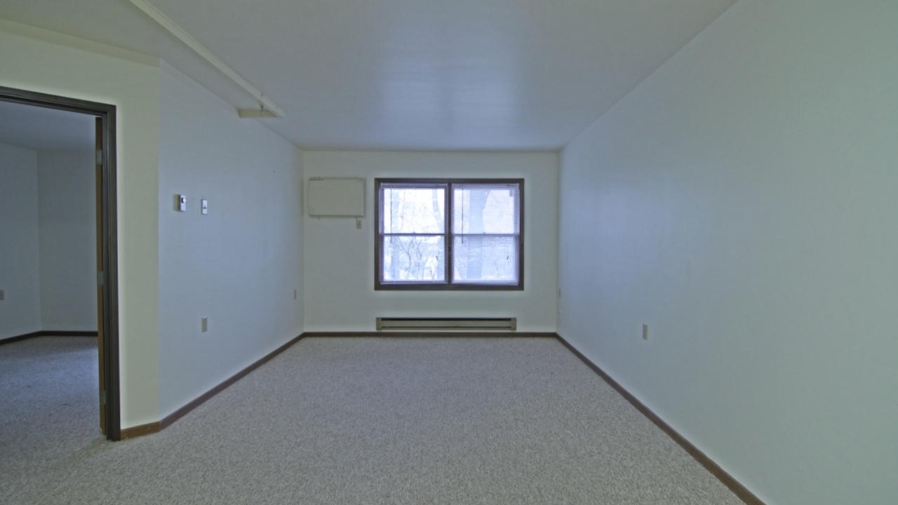 (Living Area) Approx. 14 x 12