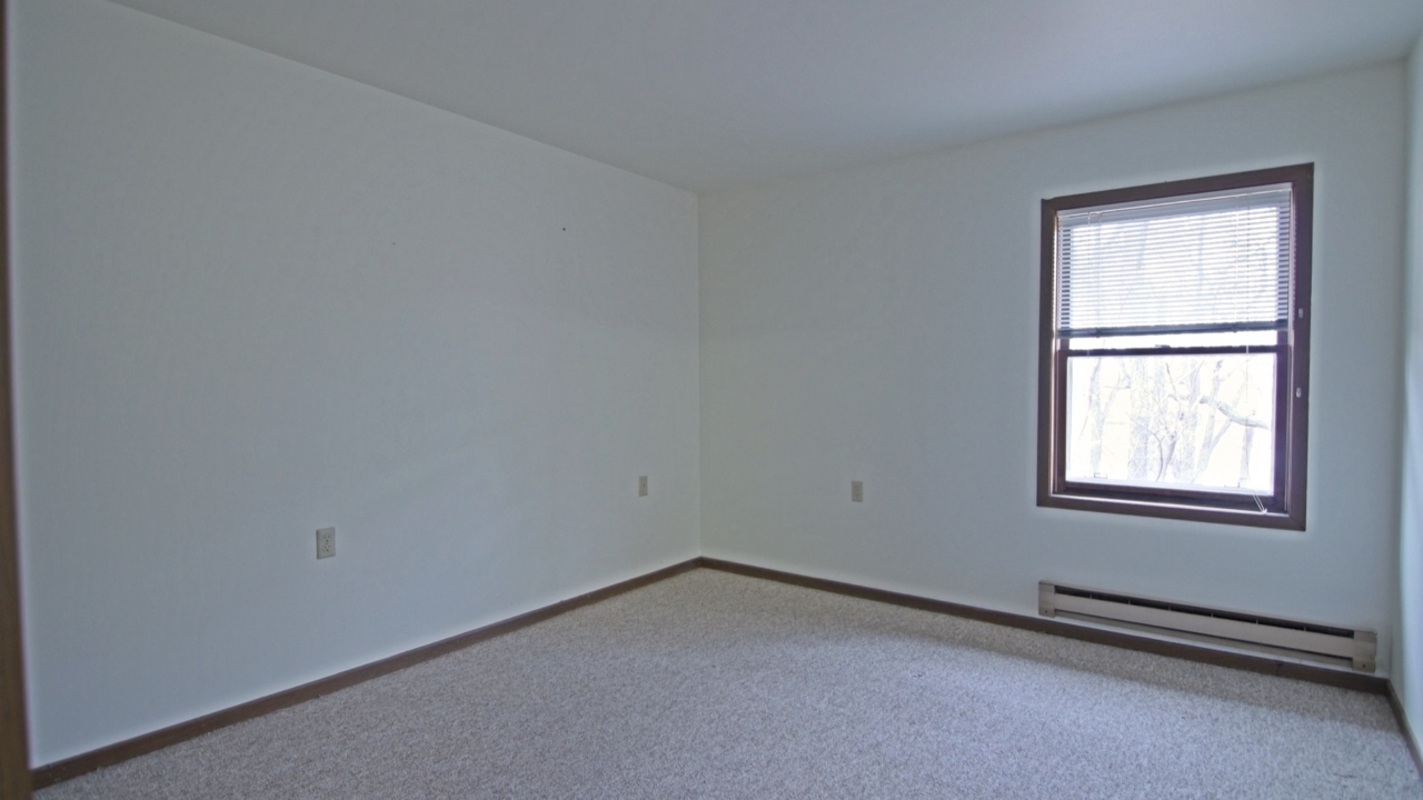 (Bedroom) Approx. 11 x 11