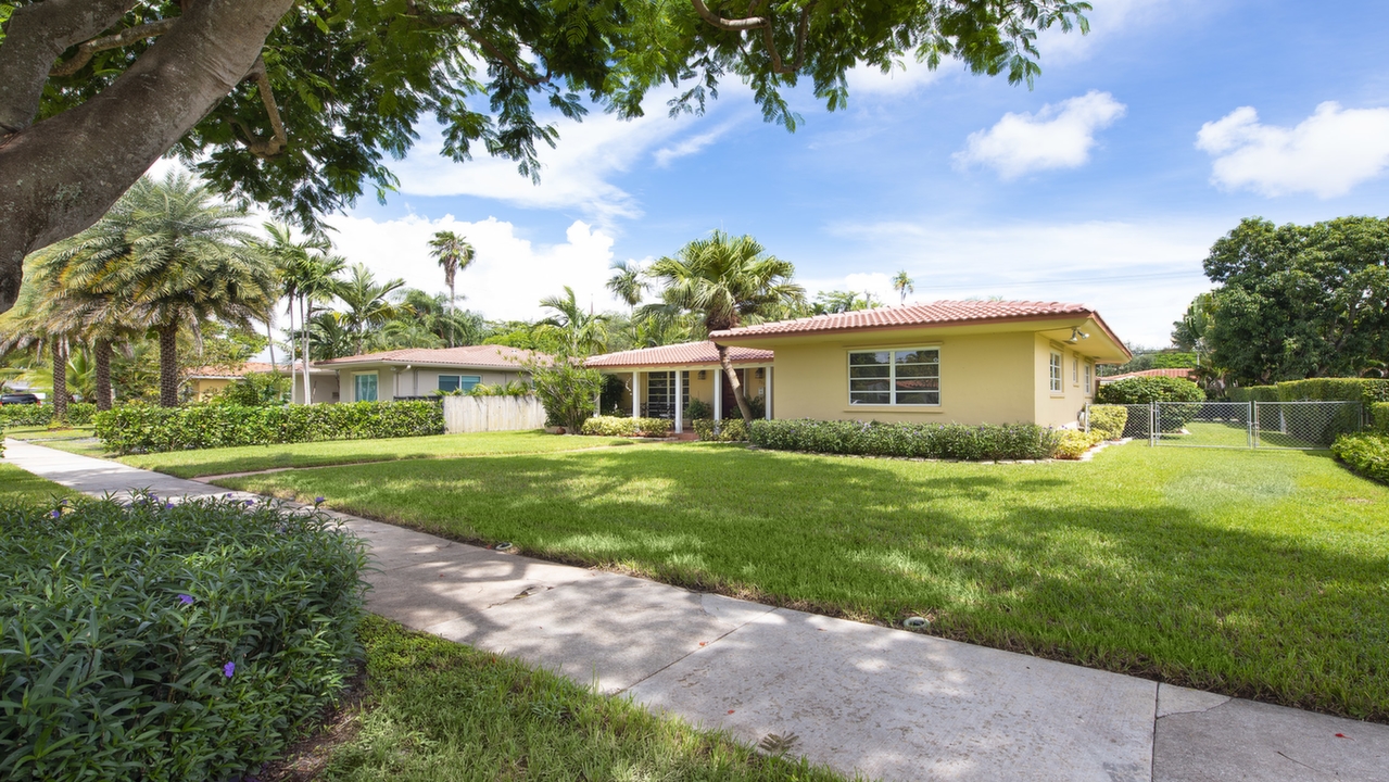711-NE-94th-St-01