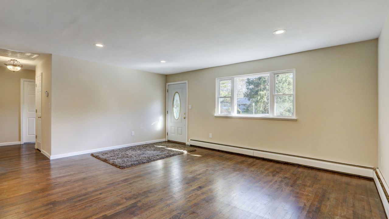 4 Lower Rd, Smithtown, NY, 11787 Scene 3