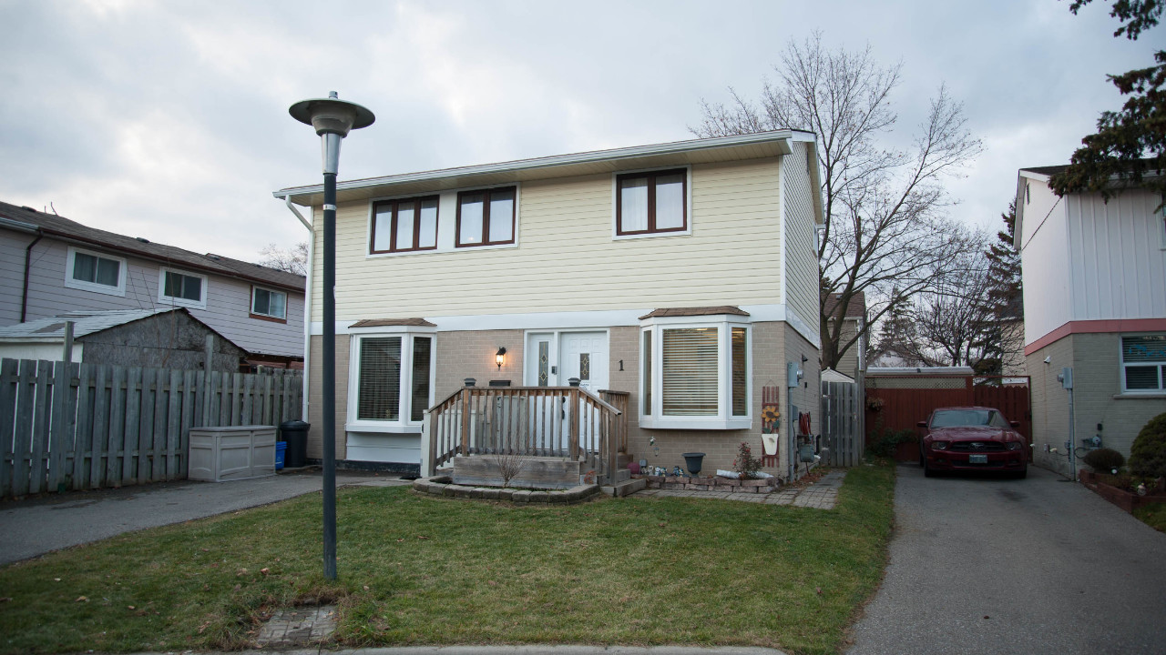 1 Hemlark Crt., Brampton, ON, L6S2B7 Scene 1