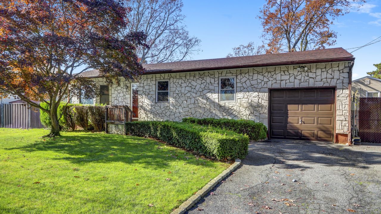 48 Tiber Ave, Deer Park, NY, 11729 Scene 1