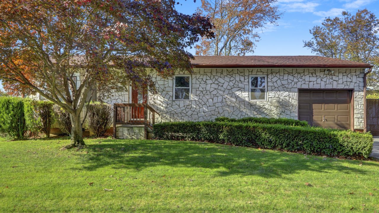 48 Tiber Ave, Deer Park, NY, 11729 Scene 2